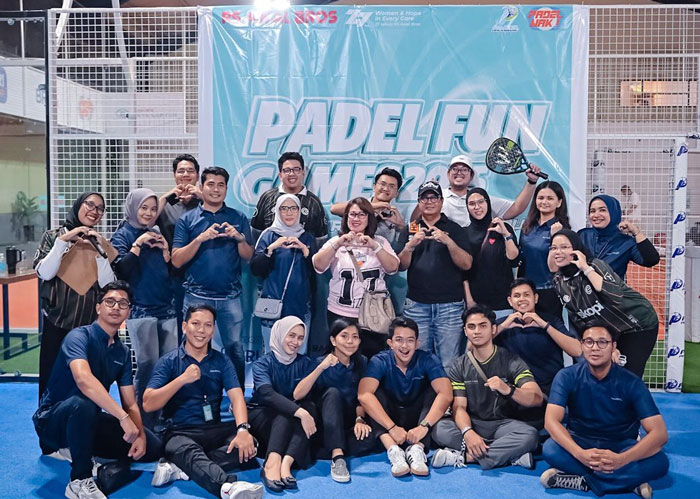 Peserta Padel Fun Games 2025 RS Awal Bros berfoto bersama.
