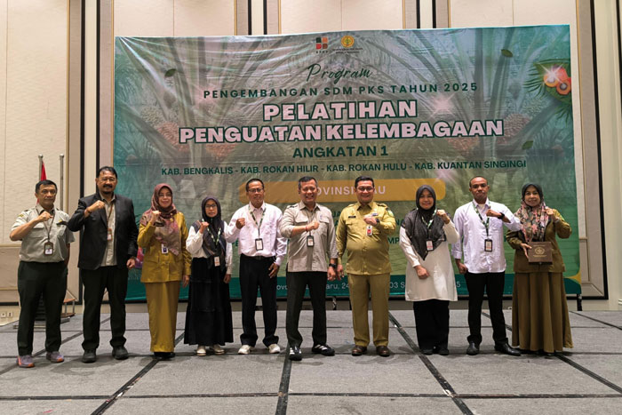 Kepala Dinas Perkebunan Riau Syahrial Abdi (empat kiri) saat menghadiri pelatihan penguatan kelembagaan petani sawit di Pekanbaru, Senin (25/8/2025).
