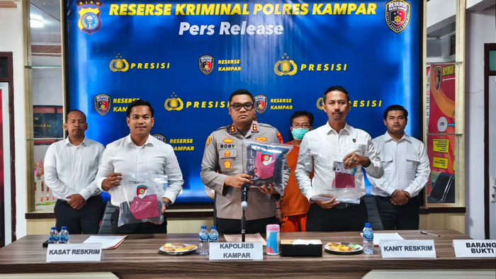 Kapolres Kampar AKBP Boby Putra Ramadhan S saat gelar konferensi pers terkait 3 kasus pencabulan anak di ruang Satreskrim Polres Kampar, Senin (25/8/2025).