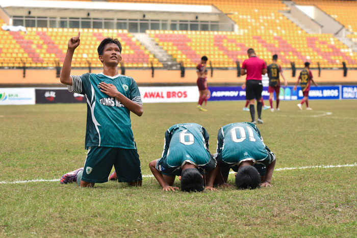 Pemain Tunas Negeri melakukan selebrasi usai mencetak gol ke gawang Riau United FC Dalam laga final Piala Soeratin U-17 Zona Riau tahun 2025 di Stadion Utama Riau Pekanbaru, Ahad (24/8/2025)