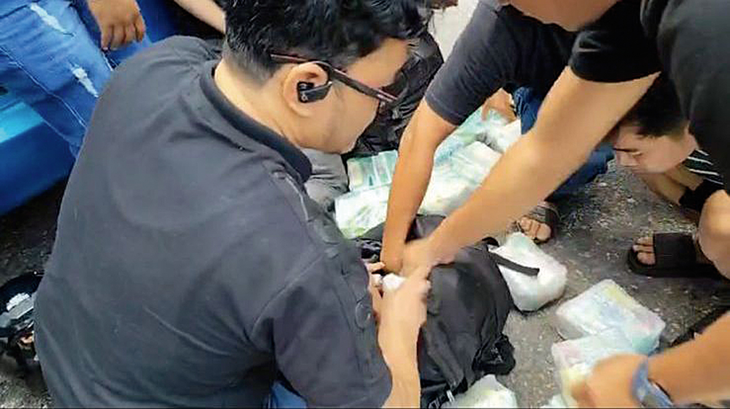 Tim dari Subdit I Ditresnarkoba Polda Riau saat mengamankan 44 kg sabu-sabu dari dua kurir narkotika jaringan internasional di Pekanbaru, Ahad (24/8/2025).
