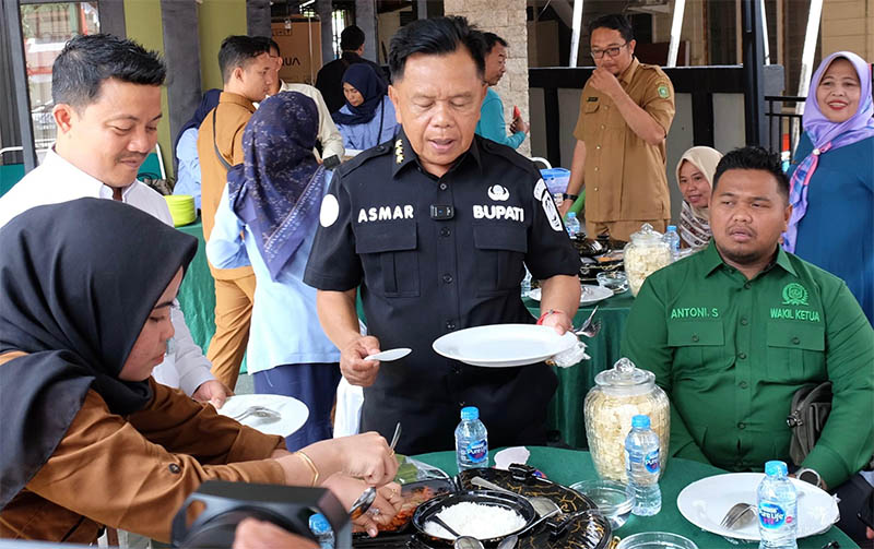 Bupati Asmar dan sejumlah pihak uji coba rasa beras SPHP, di kediaman bupati, Selasa (26/8/2025).