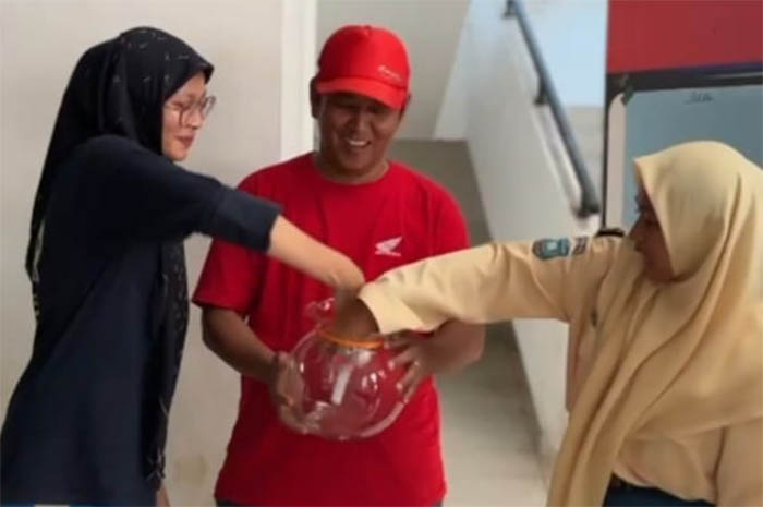 Baju hitam perwakilan tim basket putri SMAN 1 Kuantan Mudik dan perwakilan tim SMKN 2 Teluk Kuantan saat drawing lawan kompetisi Riau Pos-Honda HSBL 2025, Selasa (26/8/2025) di Gor A Sport Center
