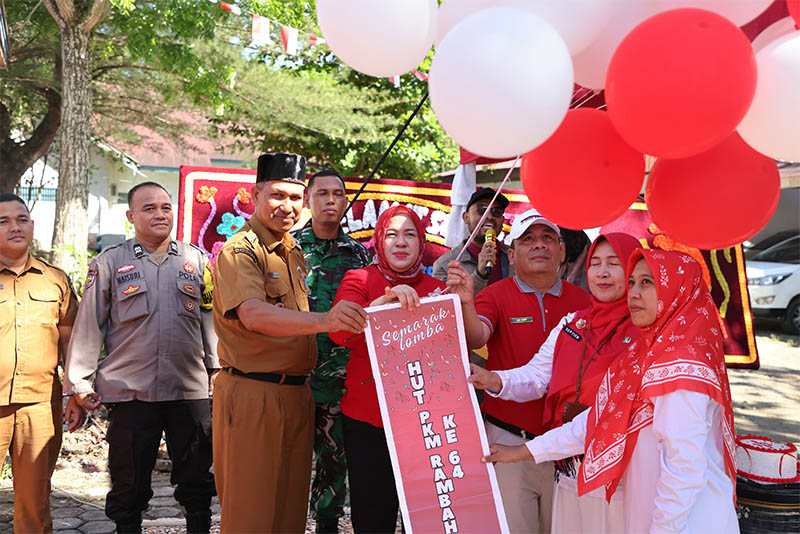 Ketua TP PKK Rohul dr Yeni Dwi Putri Anton didampingi Plt Kadiskes drg Hj Septien Asmarwiati melepas balon ke udara saat HUT Puskesmas Rambah ke-64, Selasa (26/8/2025).