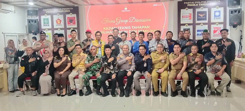 Ketua KPU Rohil Eka Murlan (berpeci) foto bersama jajaran komisioner, forkopimda, serta peserta FGD di ruangan media center KPU Rohil di Bagansiapiapi, Selasa (26/8/2025).
