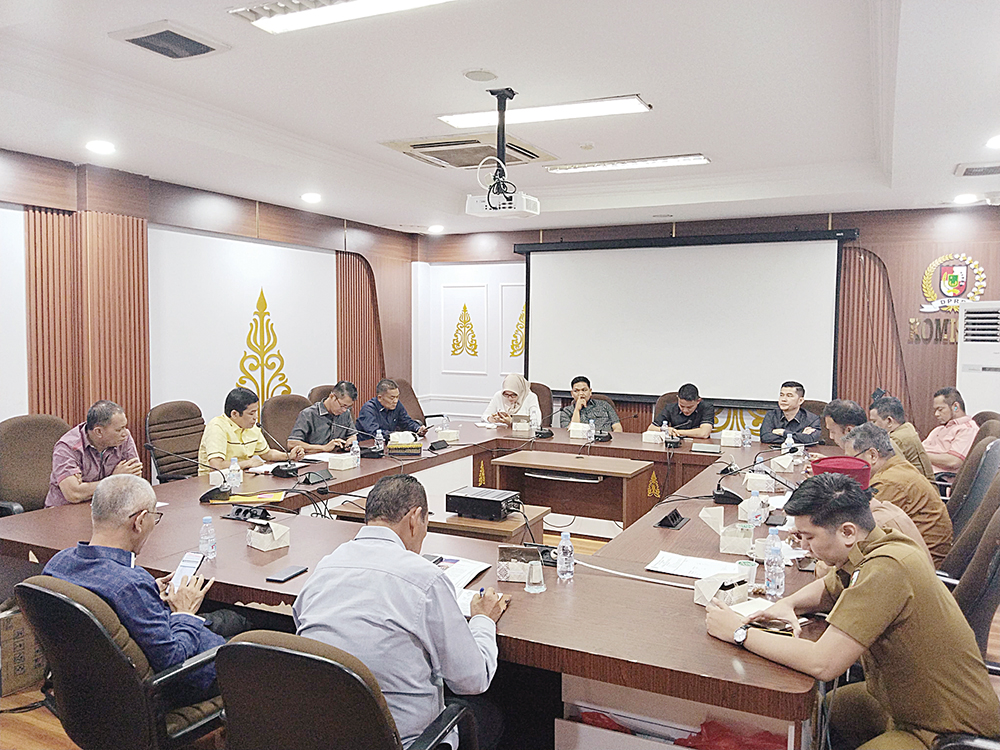 Suasana rapat Komisi IV DPRD Pekanbaru bersama DLHK Kota Pekanbaru saat membahas masalah sampah, Senin (25/8/2025).