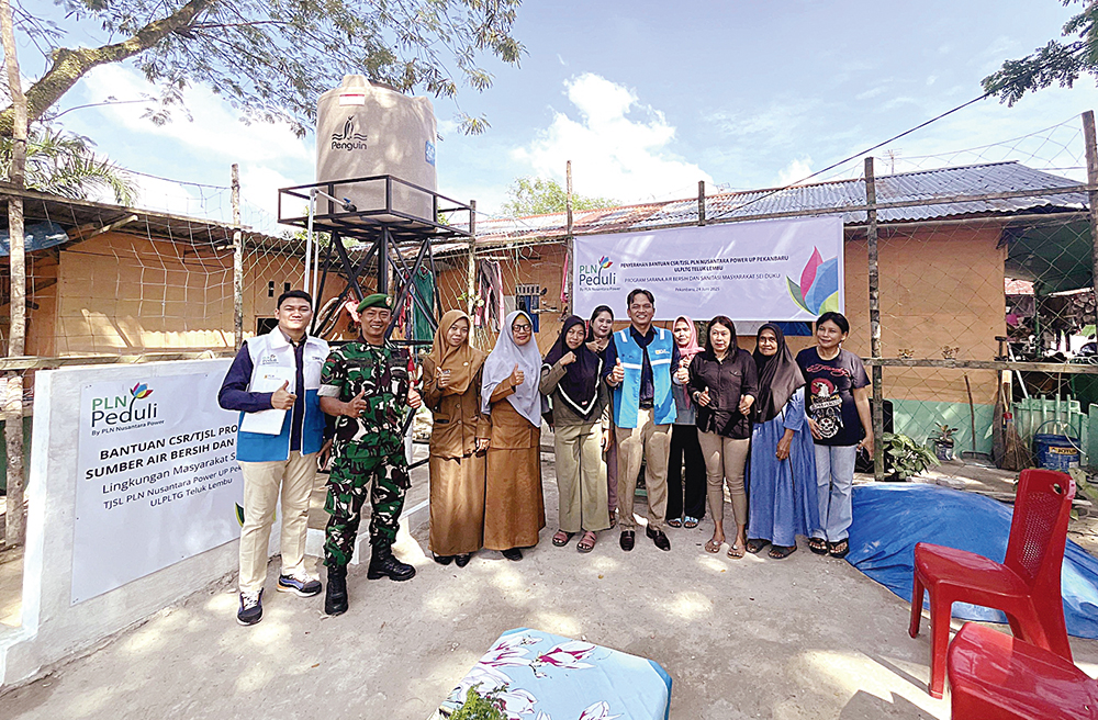 Pengelola CSR PLN Nusantara Power berfoto  bersama perwakilan masyarakat penerima manfaat.