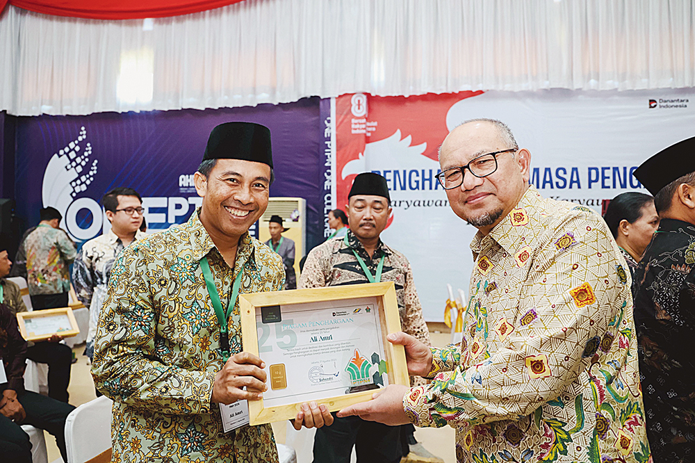 Region Head PTPN IV Regional III Ahmad Gusmar Harahap menyerahkan piagam penghargaan kepada karyawan yang telah bekerja selama 25 tahun, 30 tahun, dan 35 tahun di Pekanbaru,&nbsp; Senin (25/8/2025).