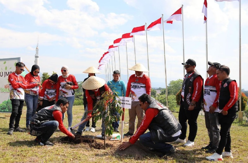 Ketua MBI Riau, Muhammad Aries Kurniawan SE bersama tim MBI Riau melakukan penanaman pohon di Kebupaten Rokan Hulu, Sabtu (23/8/2025) lalu.