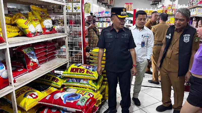 Asmar didampingi langsung oleh Pinca Perum Bolog Bengkalis Zairi Yuriadi dan sejumlah perwakilan OPD setempat, memantau persediaan beras di pasar, Senin (25/8/2025) siang.