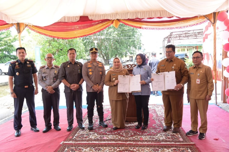 Bupati Bengkalis Kasmarni bersama Kajari Nadda Lubis menunjukkan berita acara MoU peresmian ruang rawat inap tahanan atau Narapidana APH di Rumah Sakit Umum Daerah (RSUD) Bengkalis, Selasa (26/8/2025)
