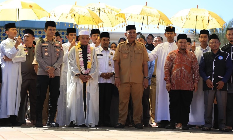 Bupati Rohul Anton bersama Forkopimda dan ribuan pelajar dan masyarakat sambut istimewa Bayu Wibisono Qari International delegasi Indonesia asal Kabupaten Rohulmeraih juara 2 cabang Cabang Hifdzil 15.