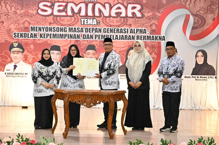 Bupati Bengkalis Kasmarni menyaksikan pengukuhan Pengurus Persatuan Guru Republik Indonesia (PGRI) Kabupaten Bengkalis masa bakti 2025-2030 di Gedung Cik Puan Bengkalis, Senin (25/8/2025) sore.