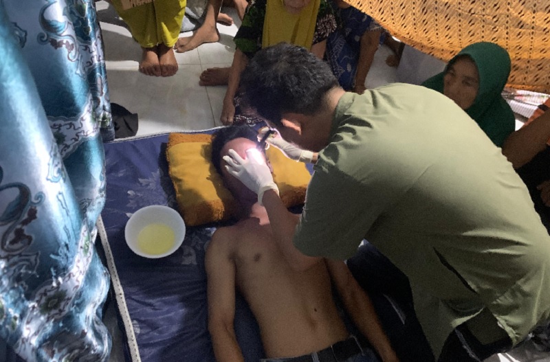 Korban gantung diri AG saat diperiksa petugas kesehatan Kecamatan Kelayang, Senin (25/8/2025).