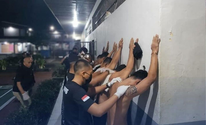 Petugas Lapas Bengkalis melakukan pemeriksaan terhadap WBP dalam razia rutin yang digelar di dua blok kamar hunian.