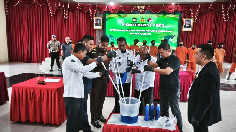 Polres Kampar memusnahkan sebanyak 1,2 kg sabu-sabu hasil tangkapan selama Agustus 2025 di halaman Mapolres Kampar, Selasa (26/8/2025).