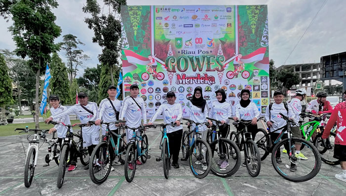 Head Area PGN Pekanbaru Charli Manulang (lima kiri) foto bersama anggota Pedal Power PGN sebelum mengikuti Riau Pos Gowes 2025 di halaman Kantor Gubernur Riau, Ahad (24/8/2025).