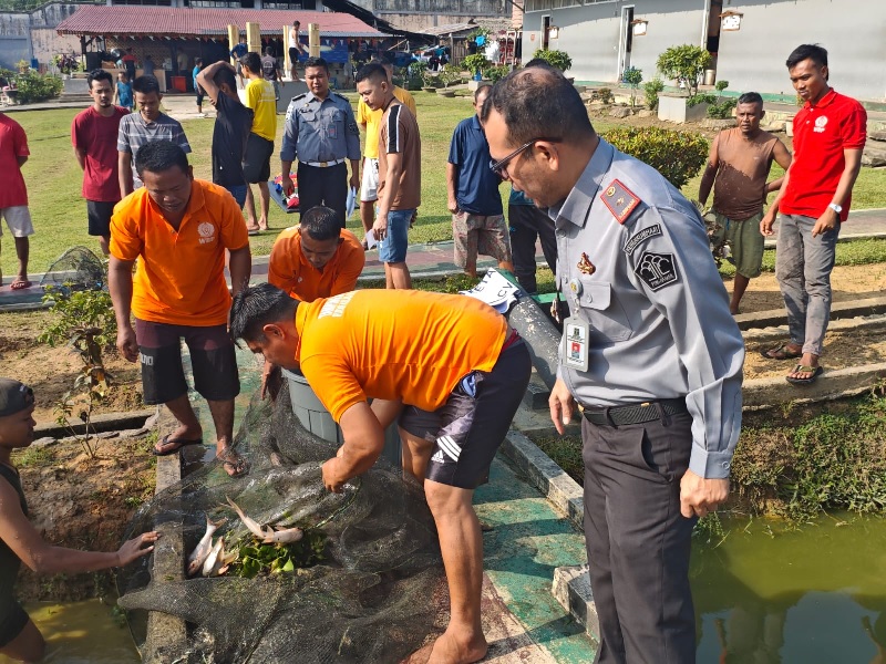 Kepala Rutan Kelas IIB Rengat, Ridar Firdaus Ginting AMd IP SH menyaksikan panen ikan air tawar dari kolam di area blok hunian, Selasa (26/8/2025).