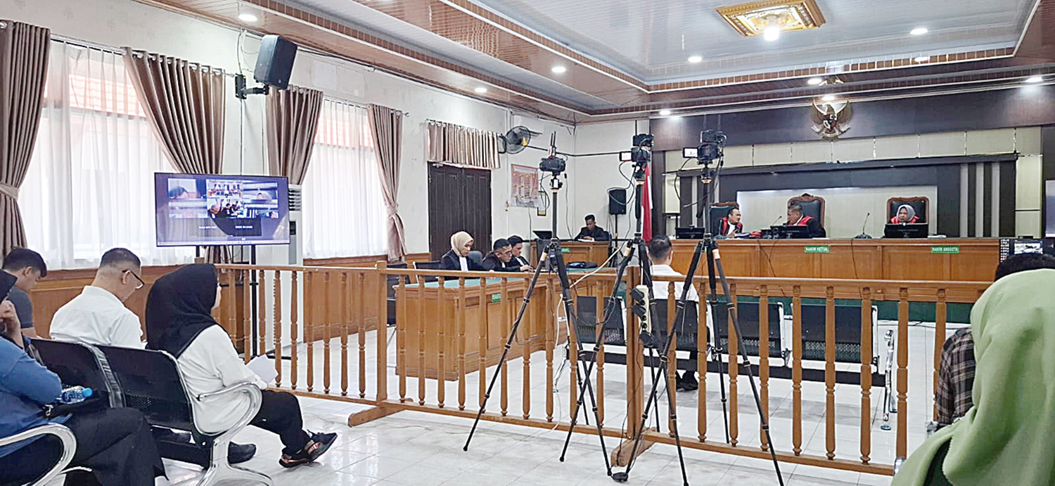 Mantan Penjabat Wali Kota Pekanbaru Risnandar Mahiwa, mantan Pj Sekko Pekanbaru Indra Pomi Nasution dan mantan Plt Kabag Umum Setdako Pekanbaru Novin Karmila saat menjalani sidang dengan agenda pembacaan pleidoi di Pengadilan Negeri Pekanbaru, Selasa (26/