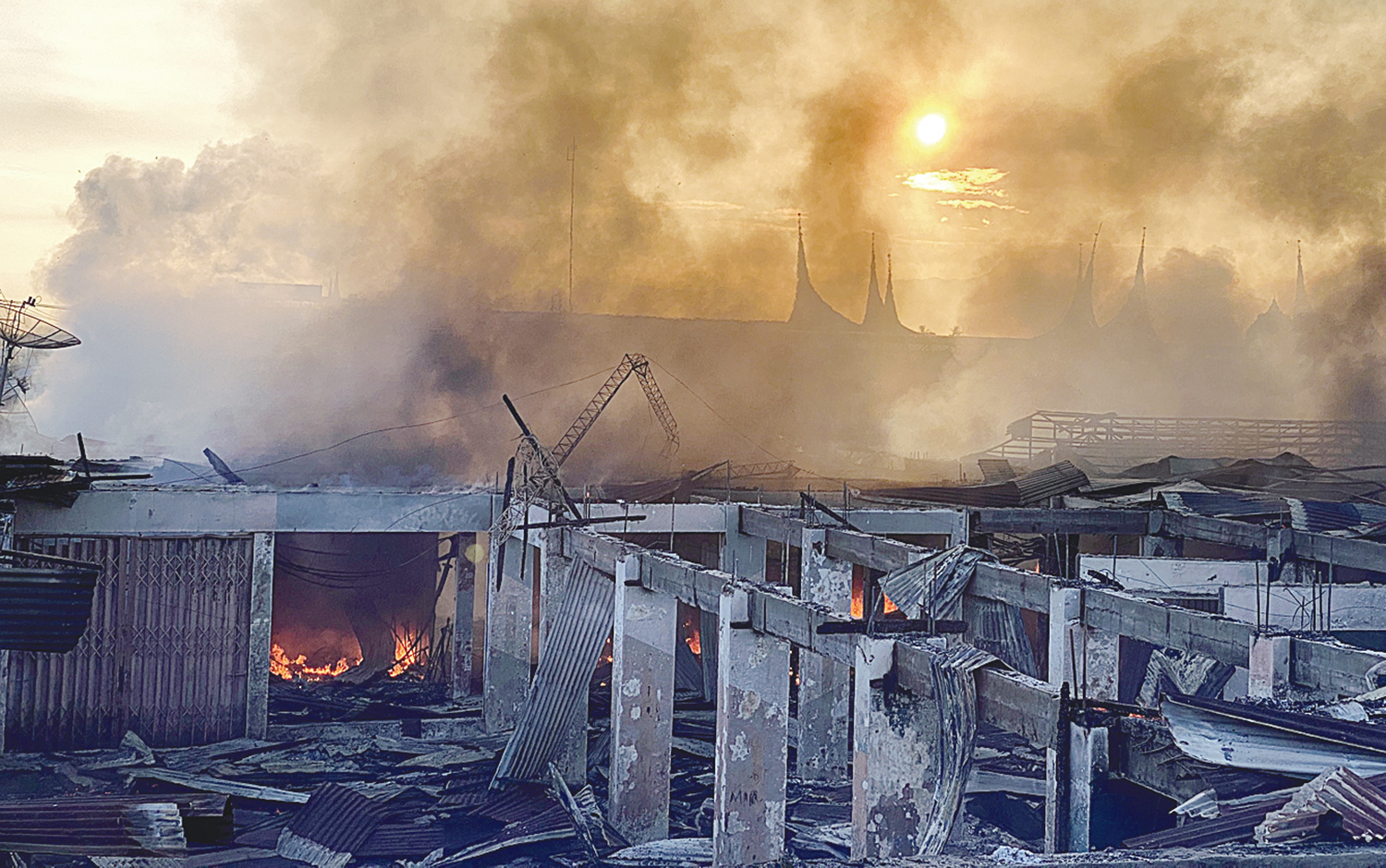 Blok Barat Pusat Pertokoan Pasar Inpres Payakumbuh terbakar, Selasa (26/8/2025)  dini hari. Musibah ini menghanguskan ratusan kios dan diperkirakan menimbulkan kerugian material senilai miliaran rupiah.