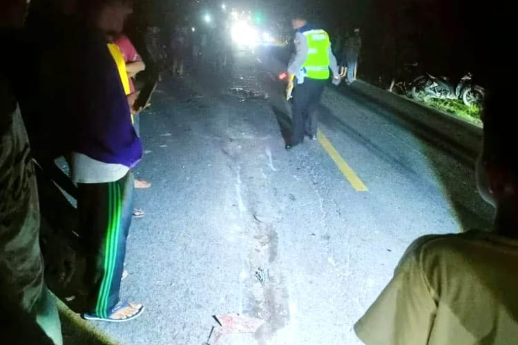 Personel Satlantas Polres Pelalawan melakukan olah TKP Lakalantas yang menyebabkan seorang siswa tewas di Jalan Lintas Timur Km 88, Desa Kemang, Kecamatan Pangkalan Kuras, Kabupaten Pelalawan, Selasa