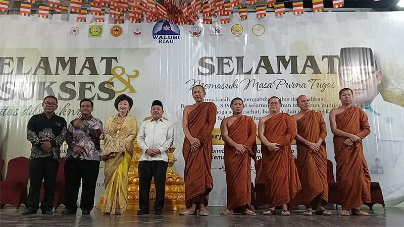 Kakanwil Kemenag Riau Muliardi foto bersama Ketua Walubi Mariyana dan Pembimas Buddha Wiryanto serta Tarjoko bersama para Bante, Rabu (27/8/2025).