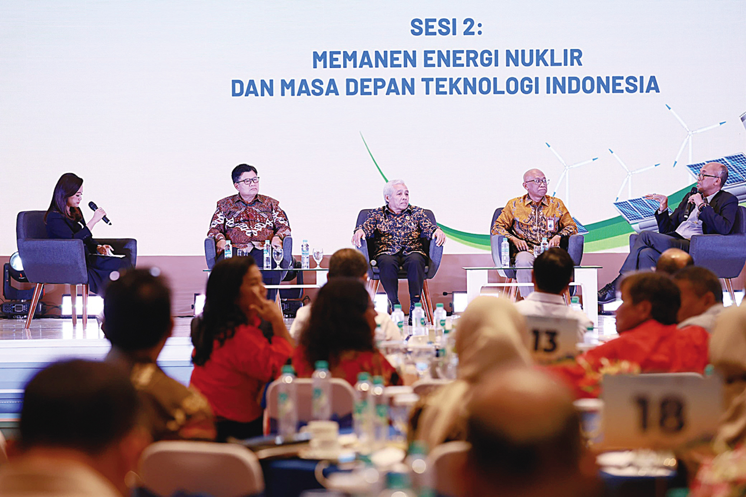 Dirjen Ketenagalistrikan Kementerian ESDM Jisman P Hutajulu (dua kiri), Direktur Teknologi, Enjiniring, dan Keberlanjutan PLN E Haryadi (kanan), Kepala Organisasi Riset Tenaga Nuklir BRIN Syaiful Bakhri (dua kanan) dan Anggota Dewan Energi Nasional As Nat