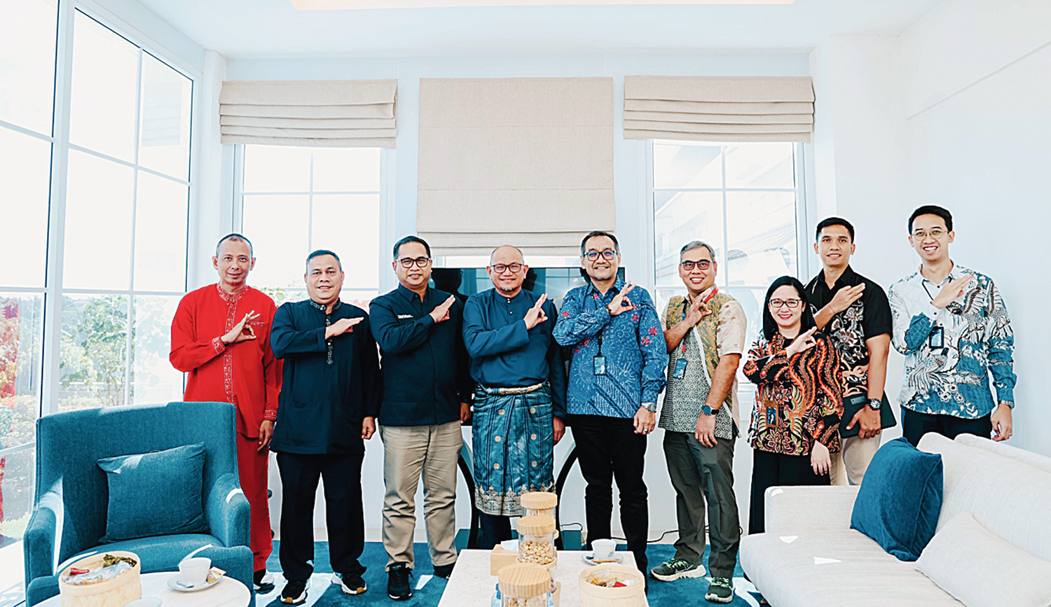 Region Head PTPN IV Regional III Ahmad Gusmar Harahap foto bersama dengan EVP Telkom Regional 1 Dwi Pratomo Juniarto di Region Office Regional III, beberapa waktu lalu.