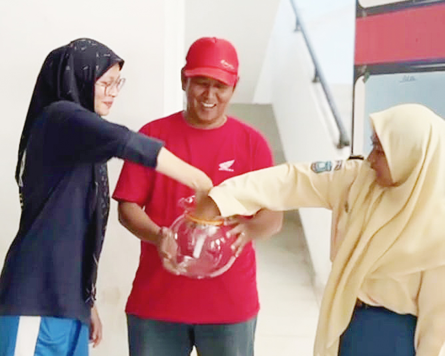 Perwakilan tim basket putri SMAN 1 Kuantan Mudik (kiri) dan perwakilan tim SMKN 2 Telukkuantan (kanan) saat mengambil undian drawing lawan kompetisi Riau Pos-Honda HSBL 2025 di GOR A Sport Center Kuansing, Selasa (26/8/2025).