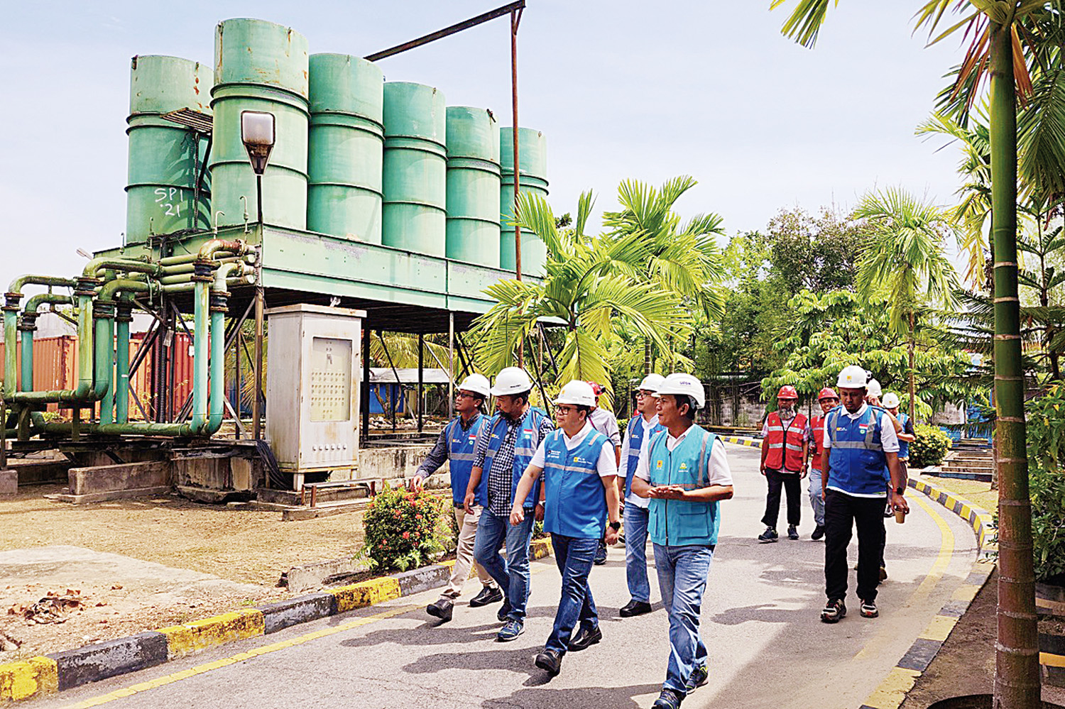 Direktur Pengembangan Bisnis dan Niaga (DIRAGA) PLN Nusantara Power Dwi Hartono didampingi manajemen UP Pekanbaru berkeliling Unit Layanan (UL) PLTG Teluk Lembu.