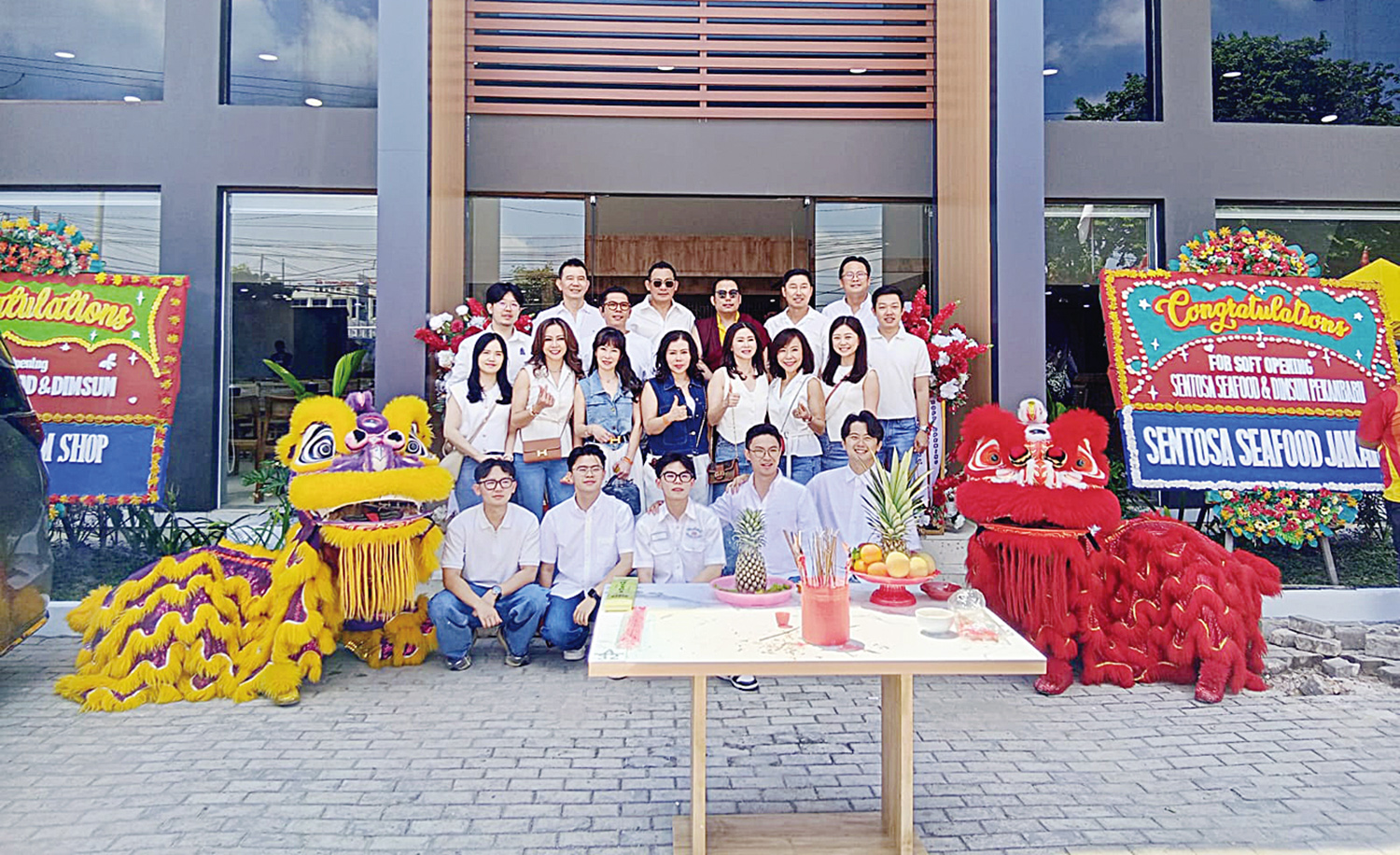 Para owner Sentosa Seafood & Dimsum Resto Pe&shy;kanbaru foto bersama usai melakukan soft opening, Selasa (26/8/2025).