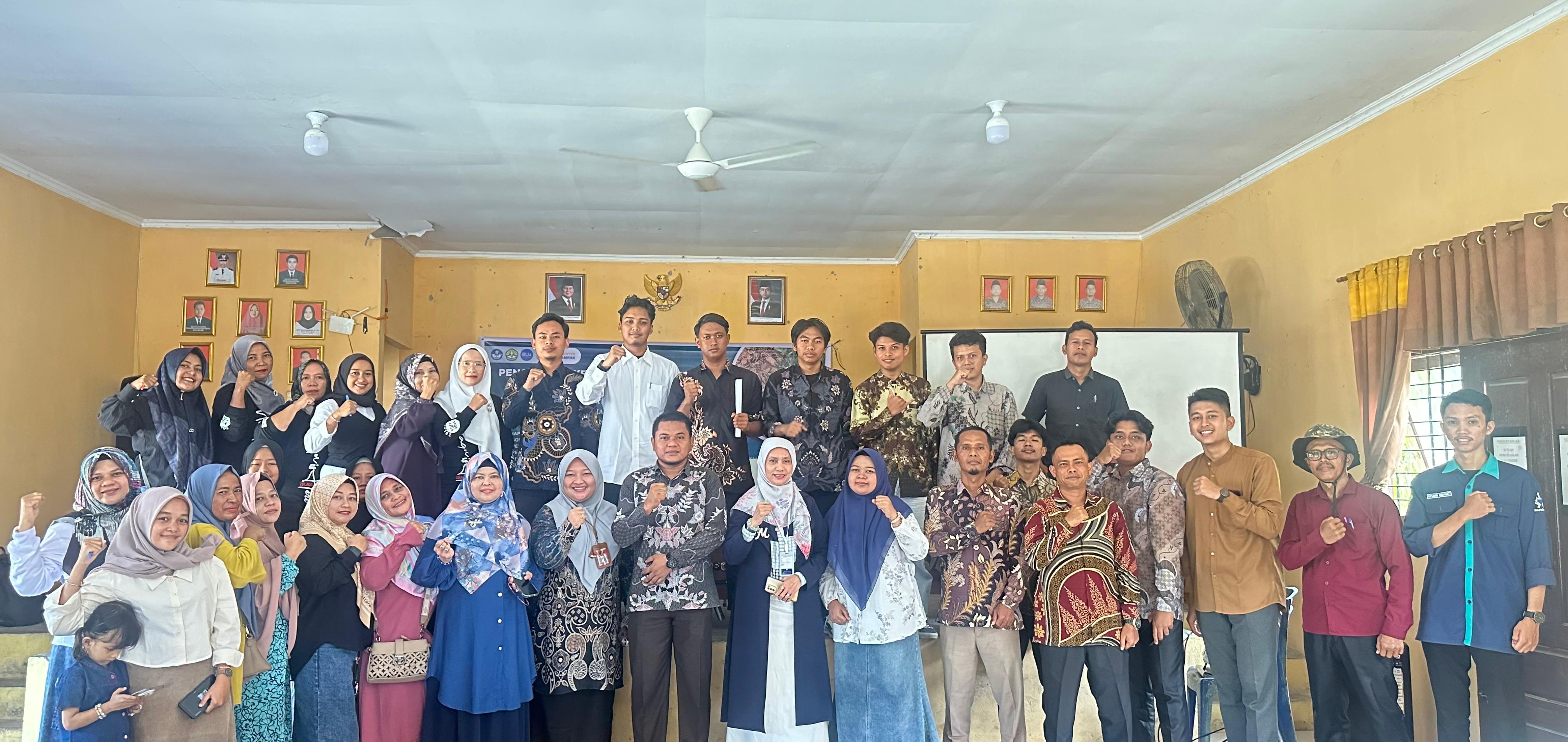 Tim PKM Unri foto bersama peserta Pemberdayaan Masyarakat Kualu Nenas Kampar