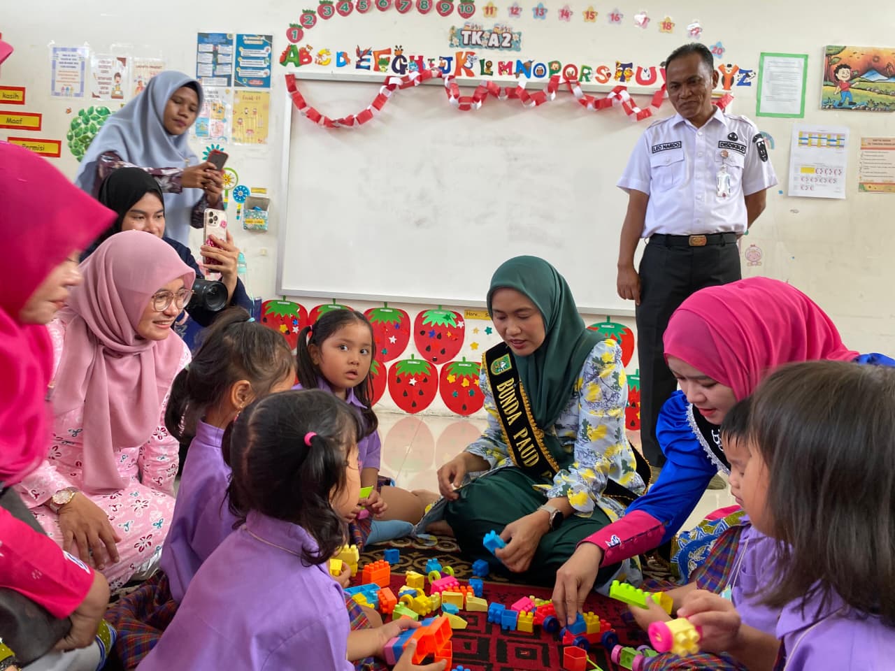 Bunda Pendidikan Anak Usia Dini (PAUD) Provinsi Riau, Henny Sasmita Wahid dan Bunda PAUD Kabupaten Pelalawan, Sella Pitaloka saat melakukan kunjungan ke TK Taruna Andalan.