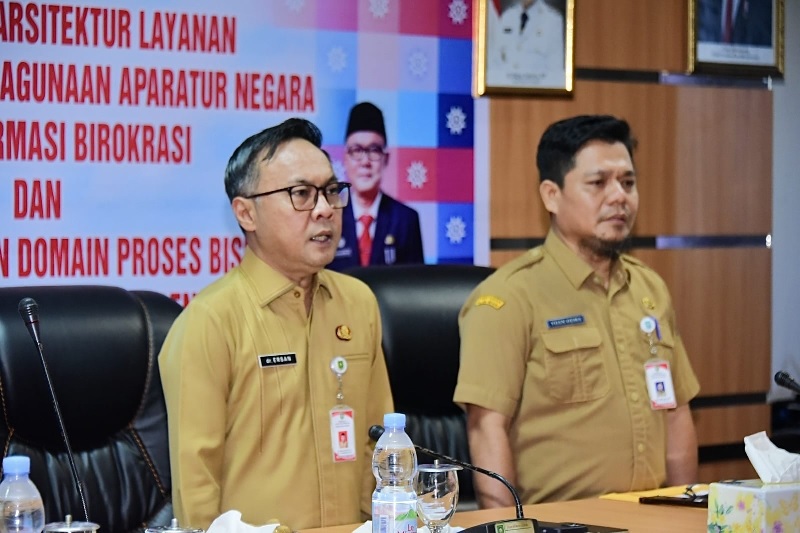 Sekda Bengkalis Ersan Saputra membuka kegiatan Benchmarking Penyusunan Arsitektur Layanan Kemen PAN-RB dan Reviu Hasil Penyusunan Domain Arsitektur Bisnis di Kantor Bupati Bengkalis.