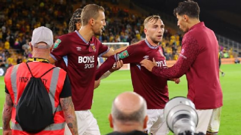 Jarrod Bowen ditarik oleh rekan satu timnya setelah mencoba mengkonfrontasi para penggemar West Ham menyusul kekalahan tim dari Wolves.