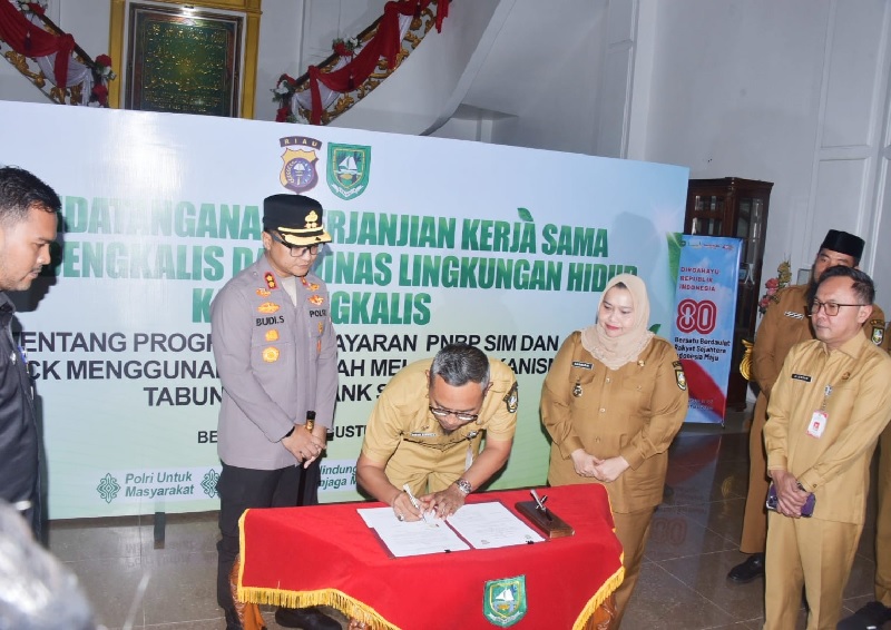 Bupati Bengkalis Kasmarni menyaksikan penandatanganan erjanjian kerja sama antara Polres dan DLH Bengkalis pembuatan SIM dan SKCK melalui tabungan Bank Sampah di Wisma Daerah Sri Mahkota Bengkalis.