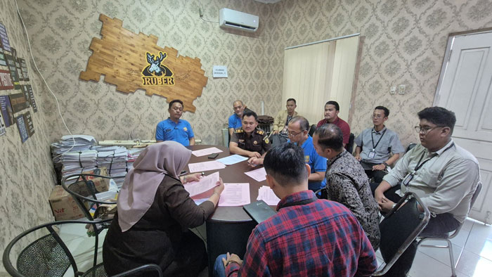 Proses Tahap II Perkara dugaan korupsi pembangunan Pelabuhan Penyeberangan Sagu-Sagu Lukit Tahap V oleh Tim Penyidik Kejati Riau pada Rabu (27/8/2025).