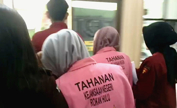 Mantan Kepsek dan Bendahara SMAN 1 Ujung Batu Ditetapkan tersangka korupsi dana Bos Tahun 2023-2024 dan langsung ditahan oleh penyidik Kejari Rohul, Rabu (27/8/2025) petang.