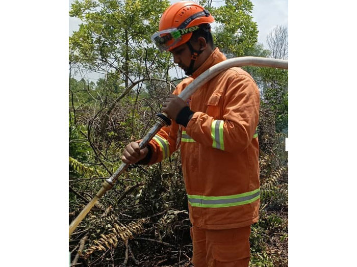 Satgas gabungan memadamkan api yang membakar lahan di Desa Rimbo Panjang, Kecamatan Tambang, Kabupaten Kampar, Rabu (27/8/2025).