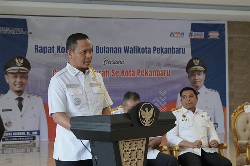 Wako Agung memimpin rapat koordinasi yang dihadiri camat dan lurah se-Pekanbaru di Mal Pelayanan Publik (MPP) Pekanbaru, Rabu (27/8/2025).