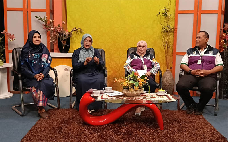 Dari kanan ke kiri: Sekjen Ika Smansa Pekanbaru Priyo Anggoro dan Ketua Panitia Pelaksana Reuni Akbar Eva Nora mengisi dialog di RTv pada Kamis (28/8/2025).