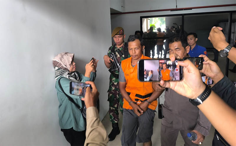 Edi Setiawan digiring petugas Kejati Riau untuk dibawa ke Lapas Kelas 2 A Pekanbaru usai diamankan Kamis (28/8/2025).