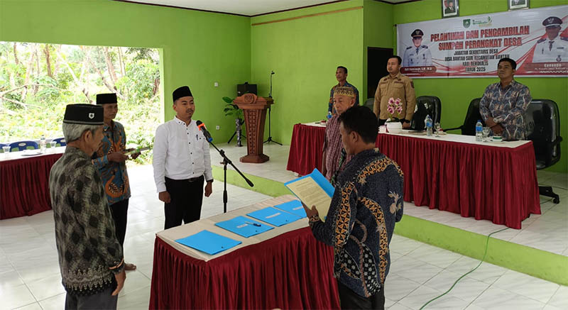 Pj Kades Bantan Sari Gunondo melantik Sekretaris Desa terpilih Hendro Mulyono di Pendopo Desa Bantan Sari, Kecamatan Bantan, Kamis (28/8/2025).