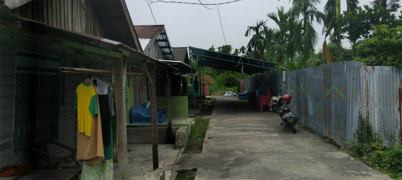 Tenda tempat pelayat masih berdiri tegak di depan rumah almarhum Gunawan Sentosa