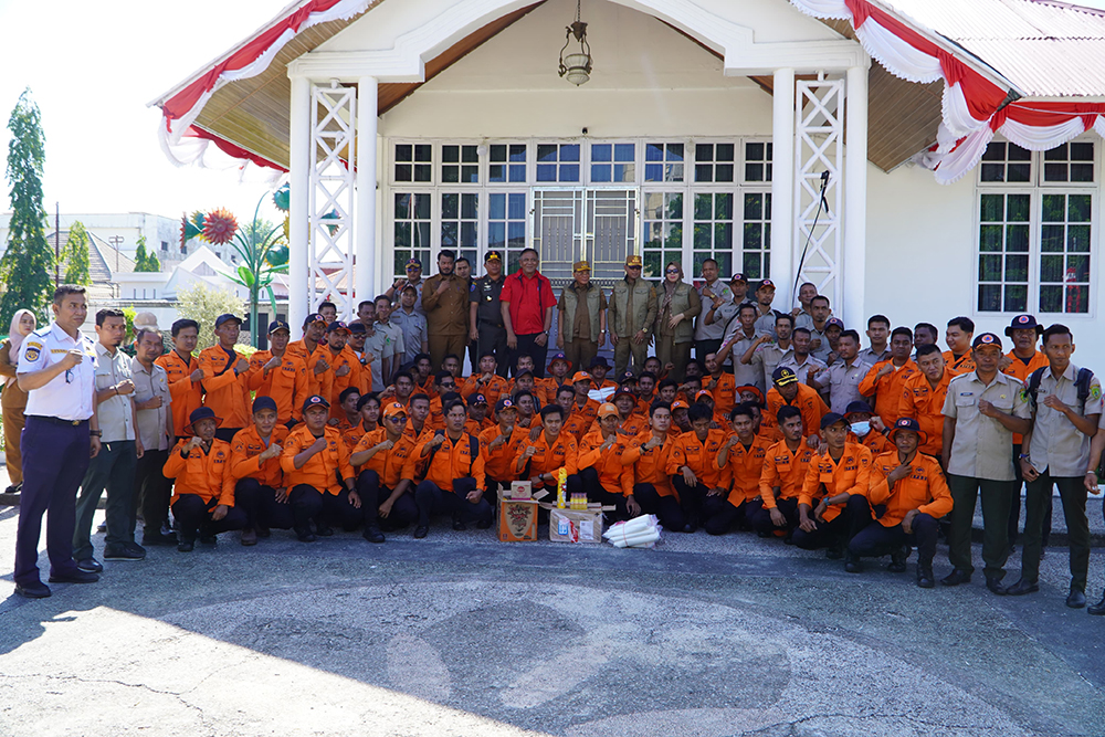 Bupati Rohil H Bistamam foto bersama personel BPBD dan Dinas Kesehatan setelah penyerahan simbolis perlengkapan penanggulangan malaria di Bagansiapiapi, Selasa (26/8/2025).&nbsp;