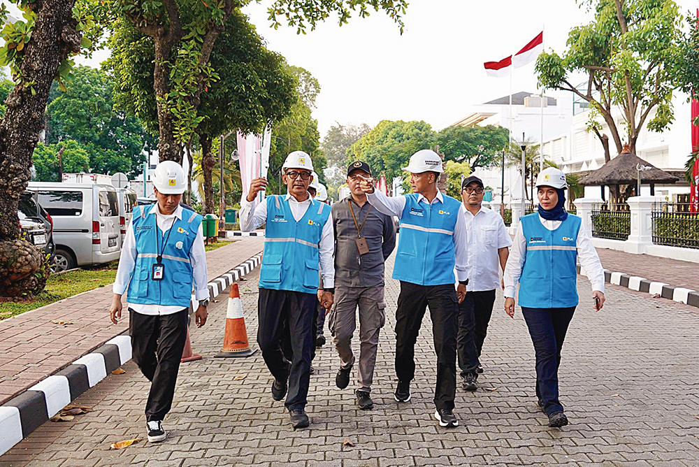 Direktur Utama PLN Darmawan Prasodjo (tiga kanan) didampingi Direktur Distribusi PLN Arsyadany G Akmalaputri (kanan), General Manager PLN UID Jakarta Raya Moch Andy Adchaminoerdin (dua kiri).