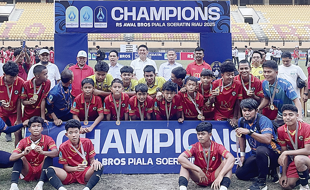 Kadispora Riau Erisman Yahya, Ketua Asprov PSSI Riau Edward Riansyah, Wakil Ketua KONI Riau Sanusi Anwar, Kabid Sarana Prasarana dan Kemitraan Dispora Riau Andre, Exco Asprov PSSI Riau.
