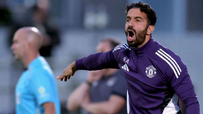 Manajer Manchester United, Ruben Amorim, bereaksi atas kekalahan mengejutkan timnya di Piala Carabao dari klub Divisi IV Grimsby Town.