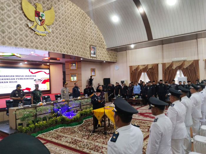 Bupati Rohil H Bistamam membacakan naskah pelantikan datuk penghulu perpanjangan masa jabatan, di Gedung Pertemuan H Misran Rais di Bagansiapiapi, Kamis (28/8/2025).