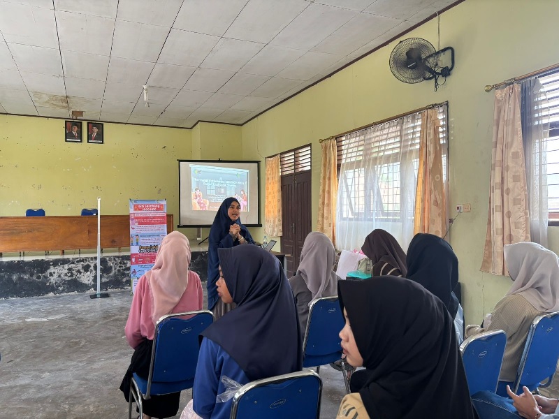 Dosen Jurusan Gizi Poltekkes Kemenkes Riau Irma Susan Paramita SGz M.Kes (depan) memberikan edukasi kepada remaja putri saat menggelar kegiatan pengabdian masyarakat di Desa Ranah Singkuang .